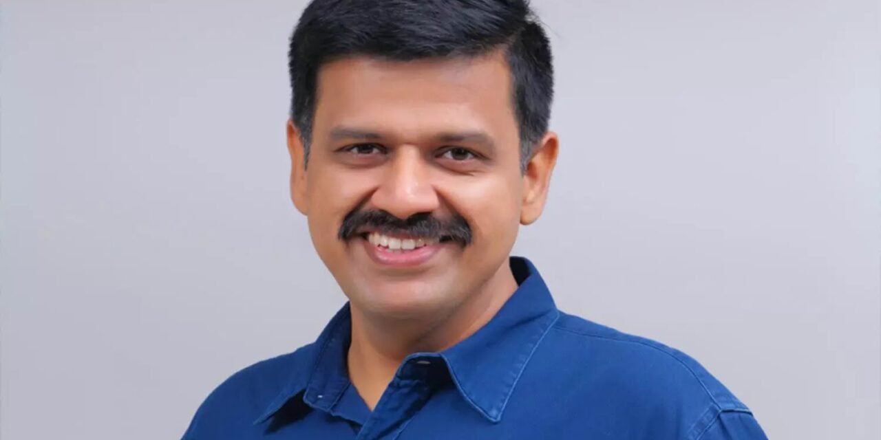 അമ്മ ആർ.എസ്.എസിന് വാഗ്ദാനം ചെയ്ത ഭൂമി തിരിച്ചെടുത്തു, ഇനി അവിടെ ഉമ്മൻചാണ്ടി ട്രസ്റ്റ് -സന്ദീപ് വാര്യർ