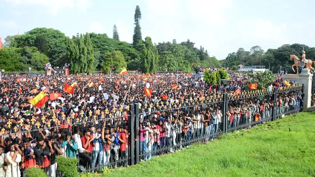 ലക്ഷക്കണക്കിന് ആരാധകർ എത്തും, നിയന്ത്രിക്കാൻ ബുദ്ധിമുട്ടാണ്;” പൊലീസിന്റെ മുന്നറിയിപ്പ് അവഗണിച്ച് ആഘോഷം