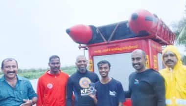 വാങ്ങിയിട്ട് ഒരു ദിവസം പോലുമായില്ല, സെൽഫിയെടുക്കുന്നതിനിടെ ഐ ഫോൺ കനാലിൽ വീണു, മുങ്ങിയെടുത്ത് ഫയ‍ർഫോഴ്സ