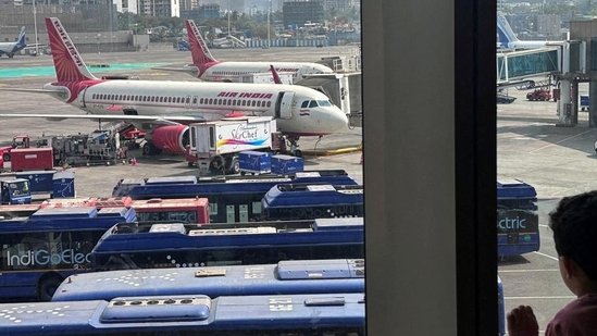 വിമാനത്തില്‍ പക്ഷിയിടിച്ചതിനെ തുടർന്ന് ഡല്‍ഹിയില്‍ നിന്നെത്തിയ എയർ ഇന്ത്യ 245 വിമാനം സാഹസികമായി ലാൻഡ് ചെയ്‌തു