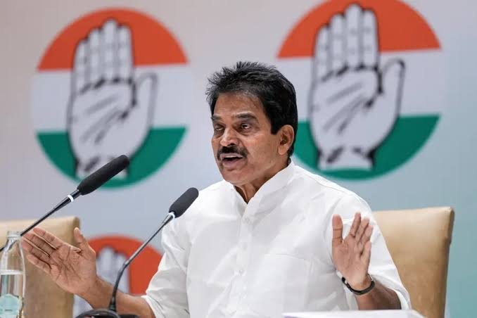 മുഖ്യമന്ത്രി കത്ത് എഴുതേണ്ടത് ഗവര്‍ണര്‍ക്കല്ല, ഗവര്‍ണര്‍മാരെ നിയമിക്കുന്ന രാഷ്ട്രപതിക്കും പ്രധാനമന്ത്രിയ്ക്കുമാണ്: കെ.സി വേണുഗോപാല്‍