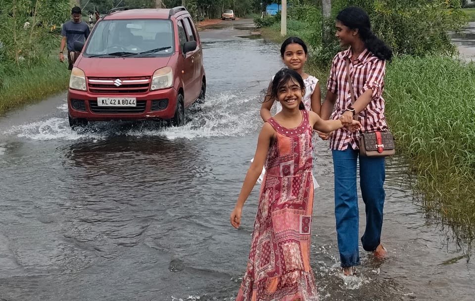 സംസ്ഥാനത്ത് മഴ അതിശക്തമായി തുടരുന്നു; കാസർഗോഡ് ജില്ലയിൽ ഓറഞ്ച് അലേർട്ട്