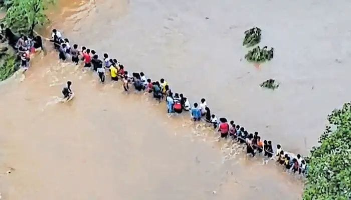 ജാര്‍ഖണ്ഡില്‍ വെള്ളപ്പൊക്കത്തെ തുടര്‍ന്ന് സ്‌കൂള്‍ കെട്ടിടം മുങ്ങി