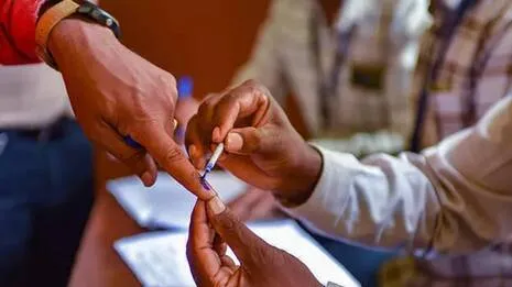 നിലമ്പൂരിൽ വോട്ടെടുപ്പ് അവസാനിച്ചു; 70 ശതമാനം കടന്ന് പോളിംഗ്