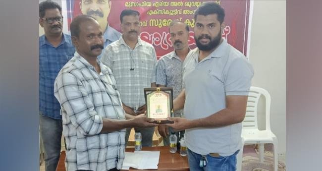 സു​രേ​ഷ് കു​മാ​റി​ന് കേ​ളി യാ​ത്ര​യ​യ​പ്പ് ന​ൽ​കി
