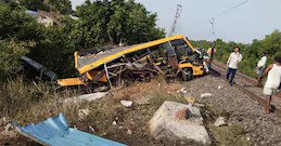 ‘ഡ്രൈവര്‍ നിര്‍ബന്ധിച്ചു, ജീവനക്കാരന്‍ ഗേറ്റ് തുറന്നു’; വളവില്‍ അതിവേഗത്തില്‍ വന്ന ട്രെയിന്‍ ബസിലേക്ക് പാഞ്ഞുകയറി ദുരന്തം