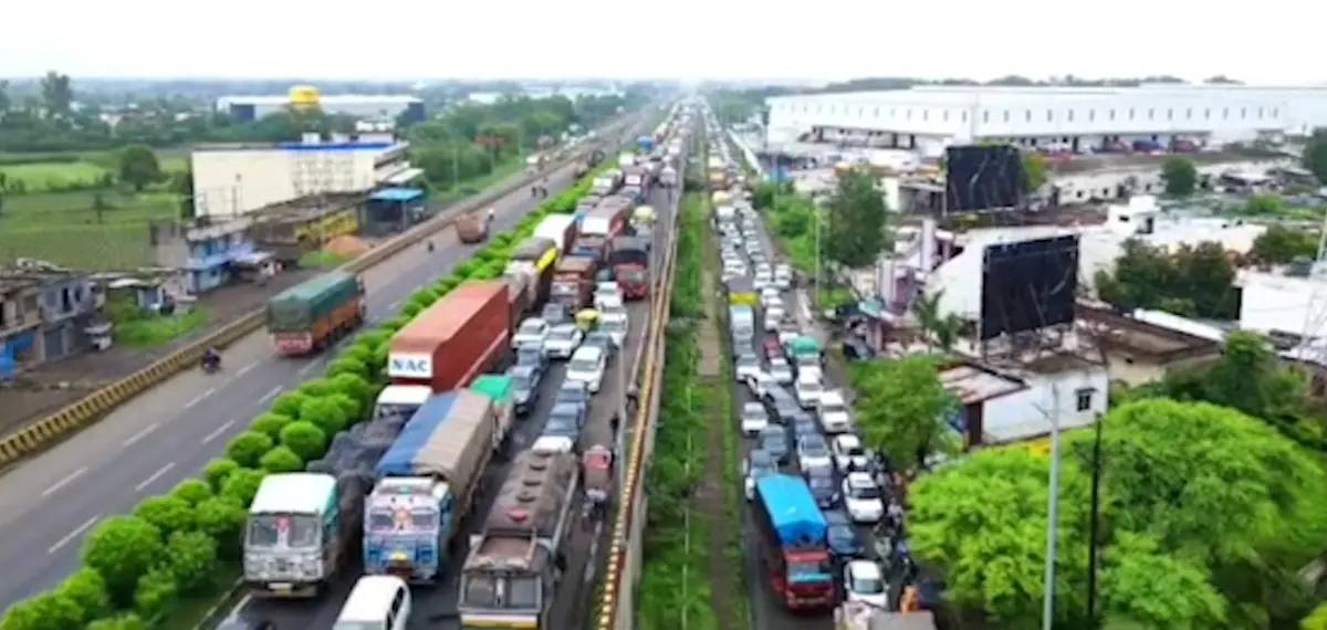 ‘ജോലിയൊന്നുമില്ലാതെ ആളുകളെന്തിനാണ് നേരത്തെ ഇറങ്ങുന്നത്’;ട്രാഫിക്ക് ബ്ലോക്കിൽപ്പെട്ട് മൂന്ന് പേർ മരിച്ചതിൽ NHAI