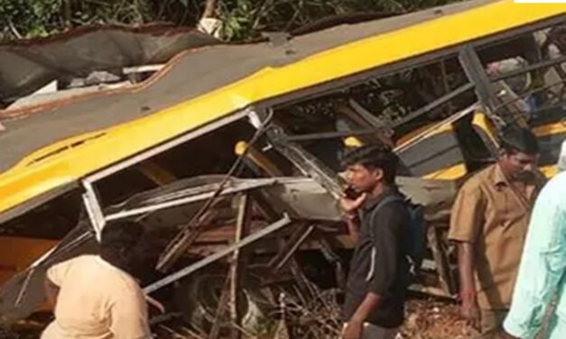 തമിഴ്നാട്‌ കടലൂരിൽ സ്കൂൾ വാൻ ട്രെയിനിൽ ഇടിച്ച് നാല് വിദ്യാർത്ഥികൾക്ക് ദാരുണാന്ത്യം