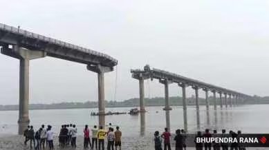 ഗുജറാത്തിലെ വഡോദരയിൽ പാലം തകർന്ന് മരിച്ചവരുടെ എണ്ണം 17 ആയി