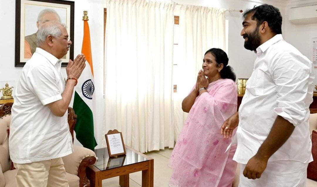 നിമിഷ പ്രിയയുടെ മോചനത്തിനായ് അവസാന ശ്രമവും നടത്തണമെന്നാവശ്യപ്പെട്ട് ചാണ്ടി ഉമ്മൻ എം എൽ എ യും അമ്മ മറിയാമ്മ ഉമ്മനും ഗവർണറെ കണ്ടു