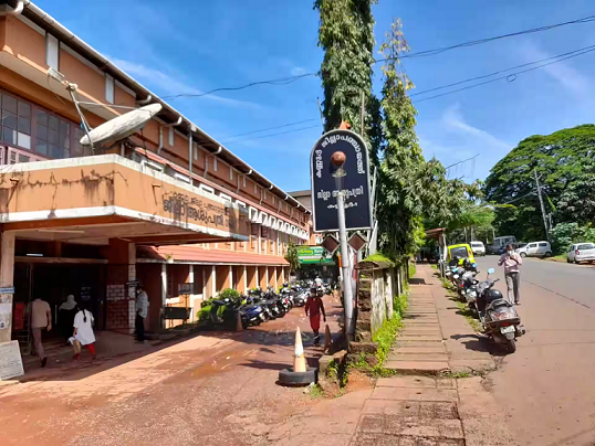 കോട്ടയത്തിനു പിന്നാലെ കണ്ണൂരും? ചോർന്നൊലിക്കുന്ന കെട്ടിടത്തിൽ ഓക്സിജൻ സിലിണ്ടറുകൾ