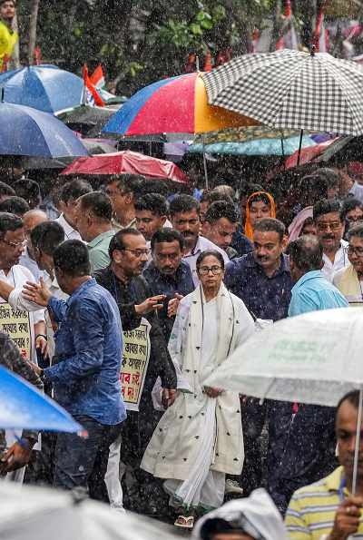 പെരുമഴയത്ത് കൊൽക്കത്തയിലെ തെരുവിൽ പ്രകടനം നയിച്ച് മമതാ ബാനർജി