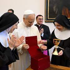 എല്ലാ ദിവസവും തനിക്കുവേണ്ടി പ്രാർഥിക്കുന്നവരെ കാണാൻ അപ്രതീക്ഷിതമായി പാപ്പയെത്തി