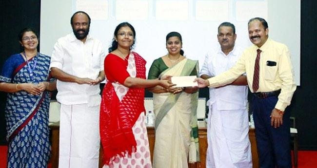 ഇ​ന്ത്യ​ൻ ജീ​വ​കാ​രു​ണ്യ ചാ​രി​റ്റ​ബി​ൾ ട്ര​സ്റ്റിന്‍റെ​ ധ​ന​സ​ഹാ​യ പ​ദ്ധ​തി​ക​ളും സ്കോ​ള​ർ​ഷി​പ്പു​ക​ളും വി​ത​ര​ണം ചെ​യ്തു