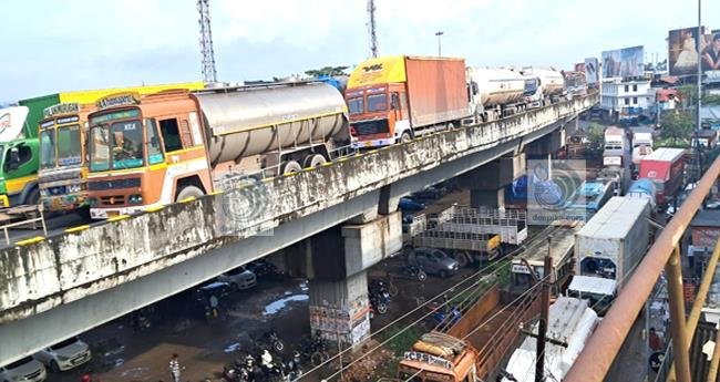 തൃ​ശൂ​ര്‍ – എ​റ​ണാ​കു​ളം റൂ​ട്ടി​ല്‍ കൈ​വി​ട്ട് കു​രു​ക്ക്; ജ​നം പെ​രു​വ​ഴി​യി​ൽ, വാ​ഹ​ന​ങ്ങ​ള്‍ വ​ഴി​തി​രി​ച്ചു​വി​ടു​ന്നു