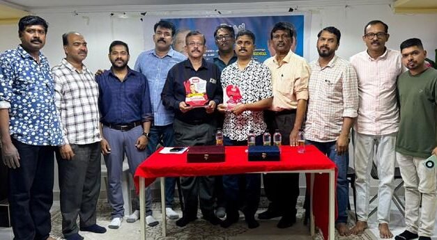 ഹ​രി​ലാ​ലി​നും രാ​ജേ​ഷി​നും കേ​ളി യാ​ത്ര​യ​യ​പ്പ് ന​ൽ​കി