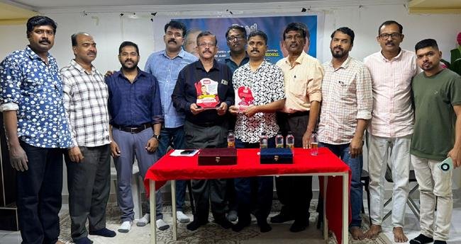 ഹ​രി​ലാ​ലി​നും രാ​ജേ​ഷി​നും കേ​ളി യാ​ത്ര​യ​യ​പ്പ് ന​ൽ​കി