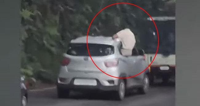 താ​മ​ര​ശേ​രി ചു​ര​ത്തി​ലൂ​ടെ കാ​റി​ന്‍റെ ഡോ​റി​ൽ ഇ​രു​ന്ന് യു​വാ​വി​ന്‍റെ അ​പ​ക​ട​യാ​ത്ര