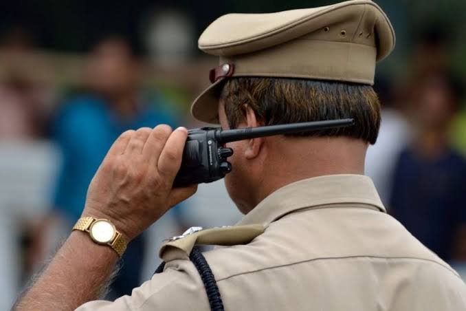 കോഴിക്കോട്-താമരശ്ശേരി റൂട്ടില്‍ സ്വകാര്യബസും കാറും തമ്മില്‍ ഉണ്ടായ അപകടത്തെ തുടര്‍ന്ന് വാഗ്വാദവും കൂട്ടത്തല്ലും