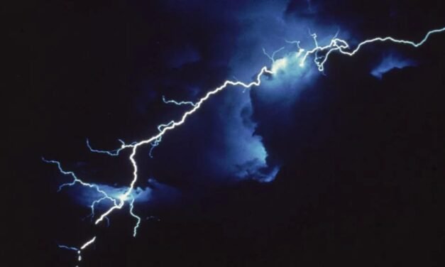 കിഴക്കൻ ടെക്സസ് മുതൽ കാൻസസ് സിറ്റി വരെ! 828 കിമീ നീണ്ടുനിന്ന ഇടിമിന്നല്‍, റെക്കോര്‍ഡിൽ അമ്പരന്ന് ഗവേഷകർ