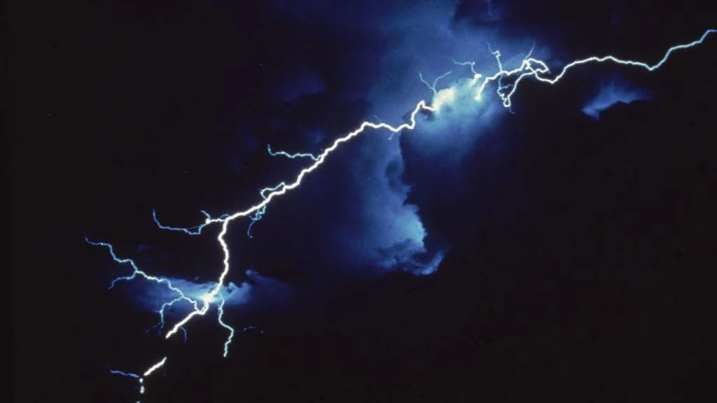 കിഴക്കൻ ടെക്സസ് മുതൽ കാൻസസ് സിറ്റി വരെ! 828 കിമീ നീണ്ടുനിന്ന ഇടിമിന്നല്‍, റെക്കോര്‍ഡിൽ അമ്പരന്ന് ഗവേഷകർ