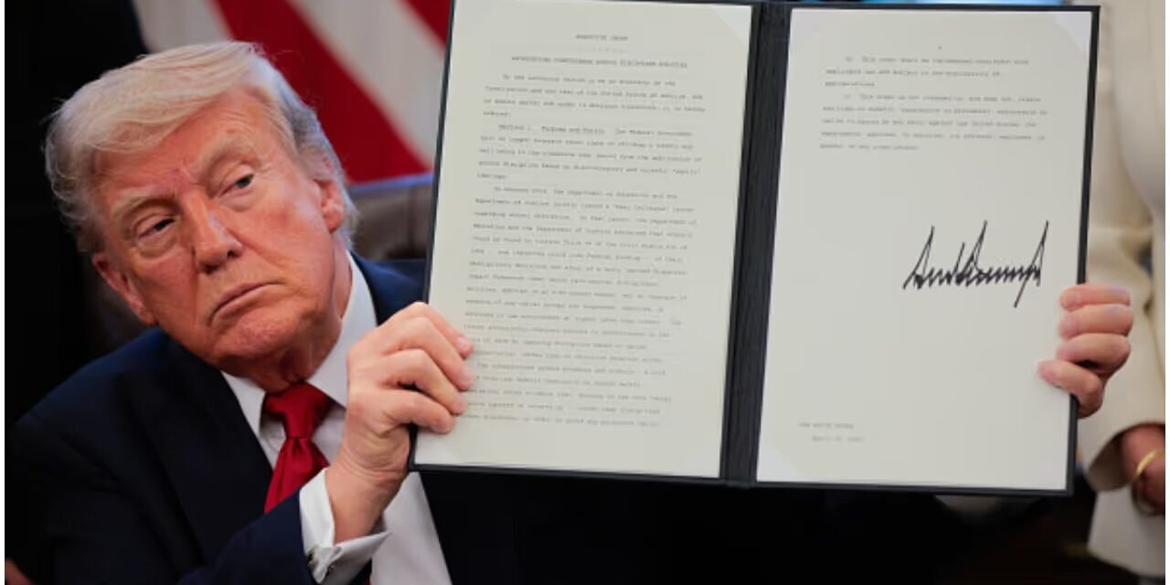 ഇന്ത്യക്ക് 50% താരിഫ്, ട്രംപ് ഒപ്പുവച്ചു, പക്ഷേ ഉടൻ നടപ്പാകില്ല; റഷ്യൻ എണ്ണ കൂടുതൽ വാങ്ങുന്ന ചൈനക്ക് 90 ദിവസം, ഇന്ത്യക്ക് 3 ആഴ്ച സമയം, വിമർശനം ശക്തം