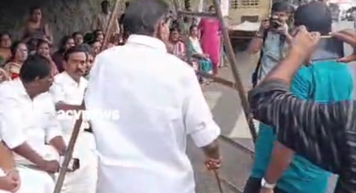 കോട്ടയത്ത് ആശാ വർക്കർമാരുടെ സമരത്തിൻ്റെ ഉദ്ഘാടനം തിരുവഞ്ചൂർ രാധാകൃഷ്ണൻ എംഎൽഎ നിർവഹിക്കുന്നതിനിടെ സമരപന്തൽ പൊളിക്കാൻ നീക്കം