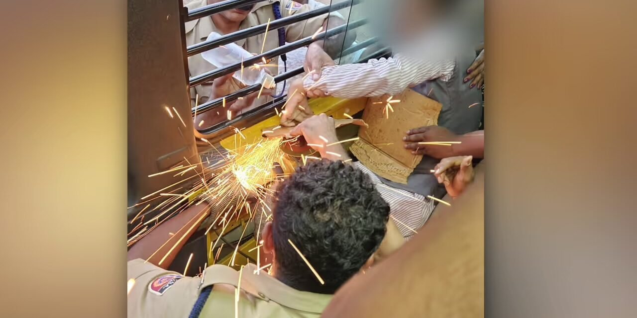 വിദ്യാർത്ഥിയുടെ വിരൽ ബസിനുള്ളിൽ കുടുങ്ങി, പുറത്തെടുക്കാൻ ശ്രമിച്ചിട്ടും നടന്നില്ല; പരിക്കേൽക്കാതെ പുറത്തെടുത്ത് ഫയർ ഫോഴ്സ്