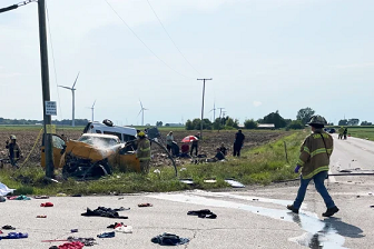 മിഷിഗണിൽ വാനിലേക്ക് ട്രക്ക് ഇടിച്ചുകയറി: ആറ് മരണം