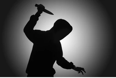 പൂജാരിയുമായുള്ള പ്രണയം, മക്കളെ ഉപേക്ഷിച്ച് പോയ ഭാര്യ; കാമുകനെ കുത്തി ഭർത്താവ്