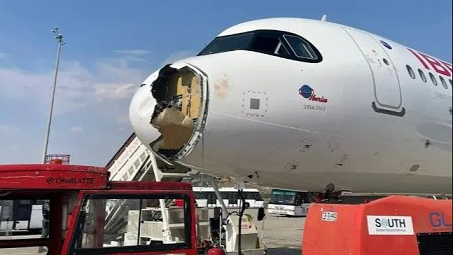 പറന്നുയർന്ന് നിമിഷങ്ങൾക്കകം വിമാനത്തിന്റെ മുന്നിലെ ഒരു ഭാഗം അടർന്ന് മാറി