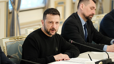 യുവാക്കൾക്ക് വിദേശയാത്ര അനുവദിക്കും; യാത്രാവിലക്കുകൾക്ക് ഇളവ് നൽകി സെലെൻസ്കി