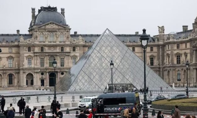 പാരീസിലെ ലൂവ്രെ മ്യൂസിയത്തിൽ മോഷണം; നെപ്പോളിയൻ ആഭരണങ്ങൾ നഷ്ടമായതോടെ മ്യൂസിയം അടച്ചുപൂട്ടി