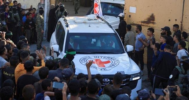 ഹ​മാ​സ് വി​ട്ട​യ​ച്ച ഏ​ഴ് ബ​ന്ദി​ക​ളെ ഇ​സ്ര​യേ​ൽ സൈ​ന്യ​ത്തി​ന് കൈ​മാ​റി