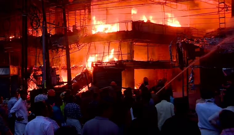 തളിപ്പറമ്പില്‍ തീ വിഴുങ്ങിയത് കോടികള്‍, എസികളും ഗ്യാസ് സിലിണ്ടറുകളും പൊട്ടിത്തെറിച്ച്‌ ഉഗ്രസ്‌ഫോടനം; കത്തിനശിച്ചത് അന്‍പതിലേറെ കടകള്‍