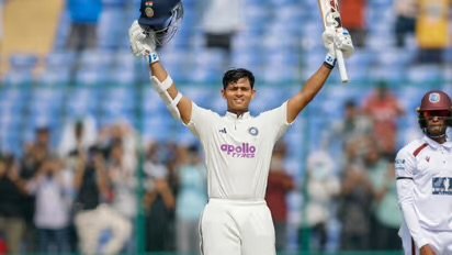 റെക്കോര്‍ഡ് സെഞ്ചുറിയില്‍ സാക്ഷാല്‍ ബ്രാഡ്മാനെയും സച്ചിനെയും പിന്നിലാക്കി യശസ്വി ജയ്സ്വാള്‍
