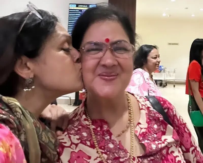 ‘അവള്‍ ഇപ്പോഴും അതേ തമാശക്കാരിയായ ‘പൊടി’ തന്നെയാണ്’- ഉര്‍വശിയുടെ കവിളില്‍ ചുംബിച്ച് ശോഭന