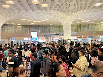 മുംബൈ വിമാനത്താവളത്തിൽ കസ്റ്റംസ് ഉദ്യോഗസ്ഥരായി ആൾമാറാട്ടം: മൂന്ന് പേർ പിടിയിലായി