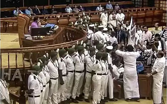 നിയമസഭയിൽ ചീഫ് മാർഷലിനെ മർദിച്ചതിന് മൂന്ന് യുഡിഎഫ് എംഎൽഎമാർക്ക് സസ്പെൻഷൻ