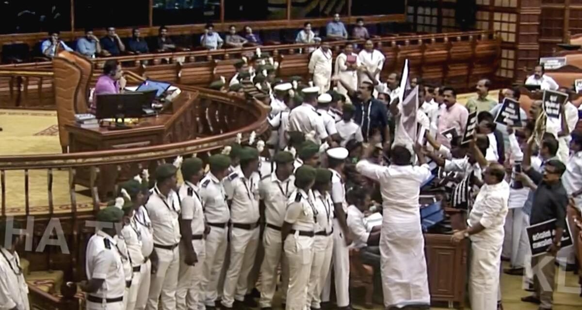 സ്വർണപ്പാളി വിഷയത്തിൽ തുടർച്ചയായി നാലാം ദിവസവും പ്രതിപക്ഷ പ്രതിഷേധം തുടരുന്നു; നിയമസഭയിൽ നാടകീയ രംഗങ്ങൾ