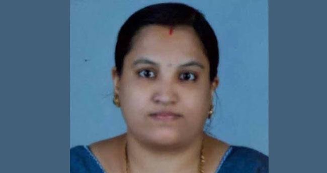 ക​ണ്ണൂ​ർ ക​ട്ട​ച്ചേ​രി​യി​ൽ യു​വ​തി തീ​കൊ​ളു​ത്തി ജീ​വ​നൊ​ടു​ക്കി