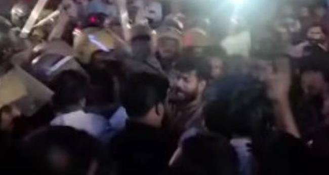 സ്ഫോ​ട​ക വ​സ്തു എ​റി​ഞ്ഞു; പേ​രാ​മ്പ്ര സം​ഘ​ര്‍​ഷ​ത്തി​ൽ യു​ഡി​എ​ഫ് പ്ര​വ​ർ​ത്ത​ക​ർ​ക്കെ​തി​രെ കേ​സ്