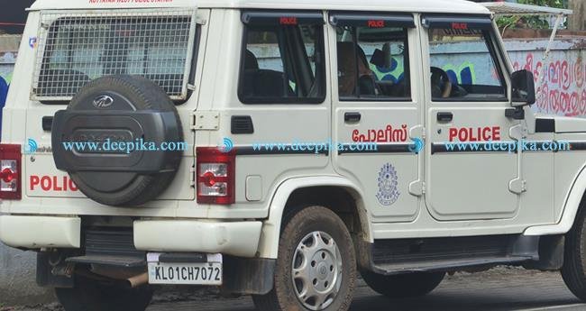 മലപ്പുറത്ത് ശൈശവ വിവാഹശ്രമം: പ്രതിശ്രുത വരനും വീട്ടുകാര്‍ക്കും പെണ്‍കുട്ടിയുടെ വീട്ടുകാര്‍ക്കുമെതിരെ പൊലീസ് കേസെടുത്തു
