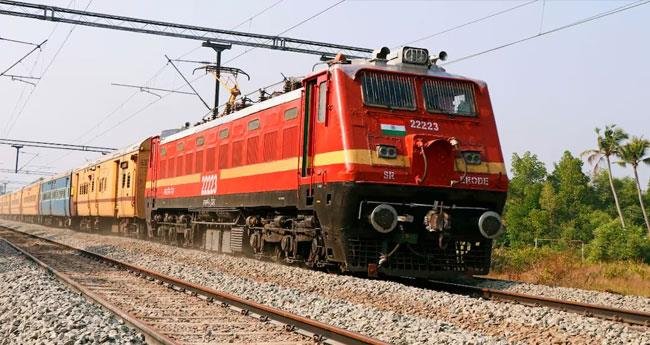 മാ​ല​പൊ​ട്ടി​ച്ച് ട്രെ​യി​നി​ൽ​നി​ന്നും ചാ​ടി; യു​വാ​വി​ന് ഗു​രു​ത​ര പ​രി​ക്ക്