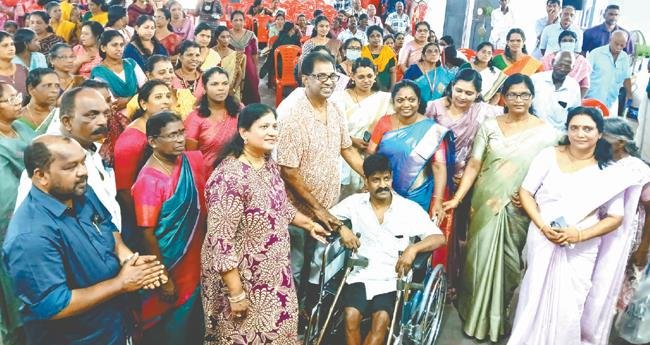 സ്നേഹത്തിന്‍റെ വീ​ൽ​ചെ​യ​ർ ന​ൽ​കി അ​മേ​രി​ക്ക​ൻ മ​ല​യാ​ളി