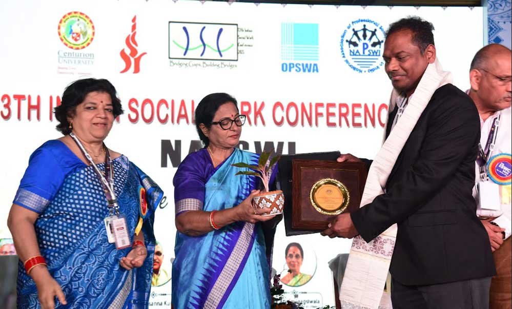 ഇന്ത്യൻ സോഷ്യൽ വർക്ക് അസോസിയേഷൻ്റെ അധ്യാപക അവാർഡ് ഡോ.പി.വി.ബൈജുവിന് സമർപ്പിച്ചു