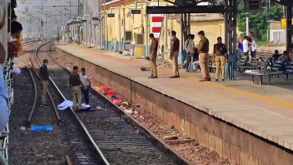 പാളം മുറിച്ച് കടക്കവെ ട്രെയിൻ ഇടിച്ചു; 4 മരണം,സംഭവം യുപിയിൽ