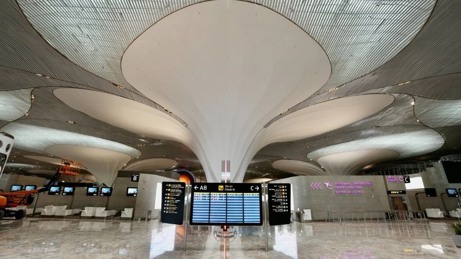 ഡൽഹിക്ക് പിന്നാലെ മുംബൈ വിമാനത്താവളത്തിലും സാങ്കേതിക തകരാർ; യാത്രക്കാർ ദുരിതത്തിൽ