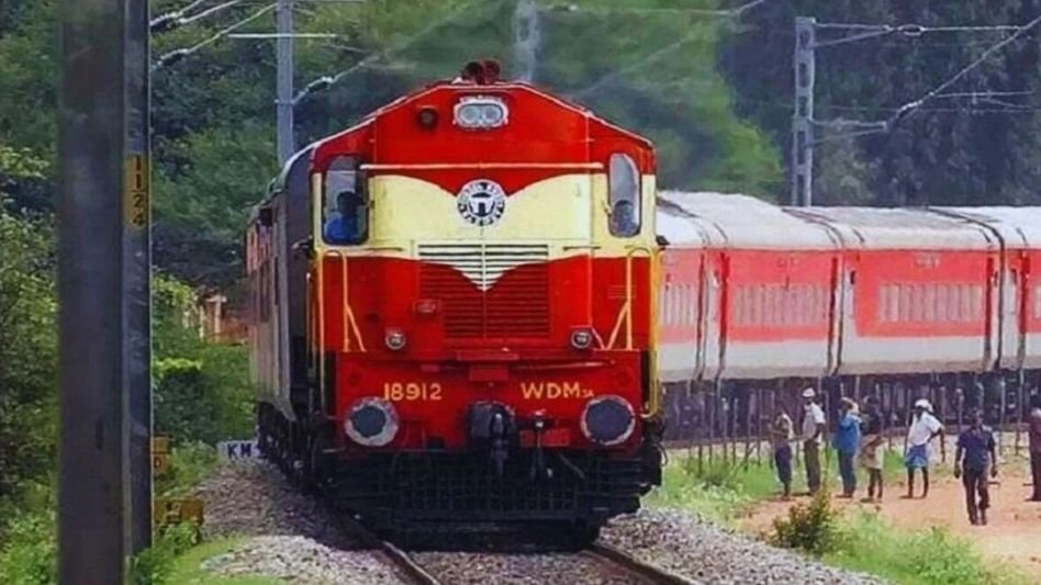 റെയിൽവേ ജീവനക്കാർക്ക് ട്രെയിനിൽ സൗജന്യ യാത്ര; പക്ഷേ പരിധിയുണ്ട്