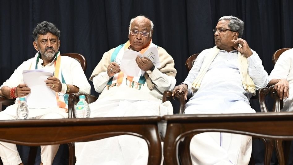 എംഎൽഎമാർ ആഭ്യന്തര വിഷയങ്ങൾ പരസ്യമായി പ്രചരിപ്പിക്കുന്നത് തടയണം: മല്ലികാർജുൻ ഖാർഗെയോട് സിദ്ധരാമയ്യ